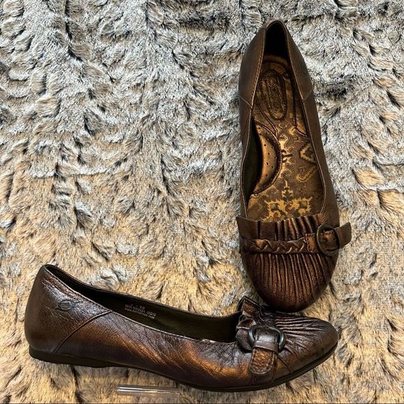 BORN Pleated Front Flats - Picture 2 of 12